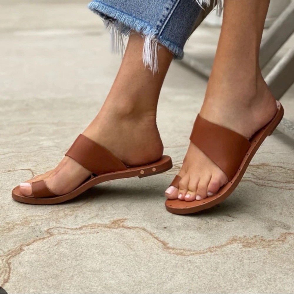 Beek Finch Handmade Leather Slide Sandals Toe Ring
Tan Women’s Size 8